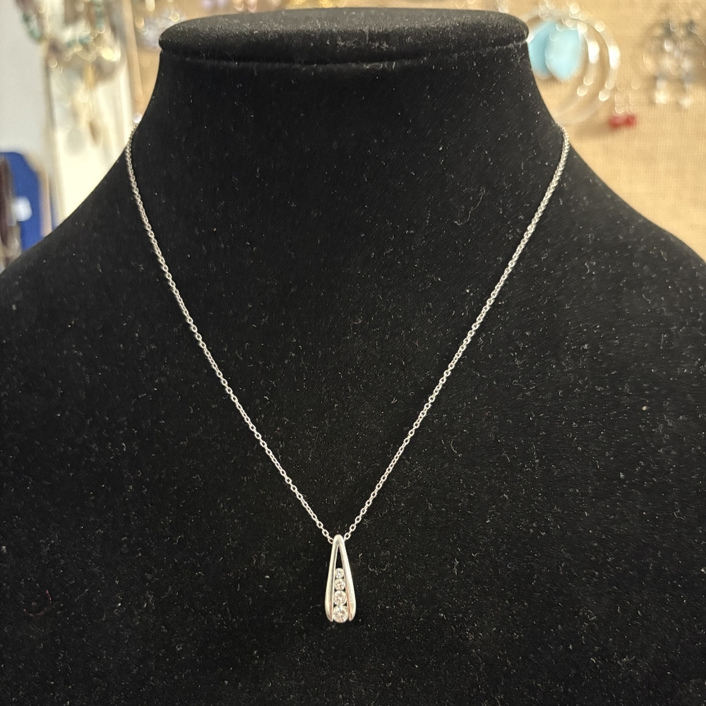 Elegant .925 Silver Pendant Necklace